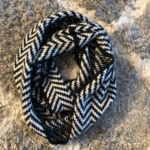Black and white Scarf
